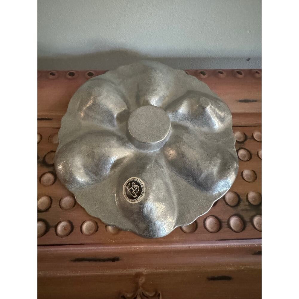 Wilton Armetale Oyster Plate 8.5” Seafood Serving Tray 6 Shells w Sauce Well USA - Picture 2 of 4